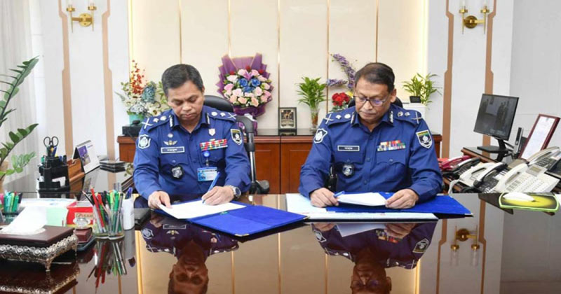 আইজিপি মো. ময়নুল ইসলামের কাছে দায়িত্ব বুঝে নিচ্ছেন বাহারুল আলম