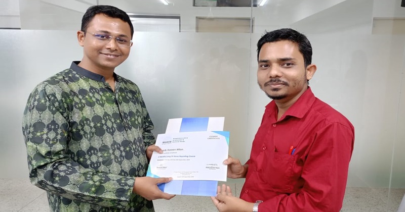 সনদ গ্রহণ করছেন সাংবাদিক রাকিব হোসেন মিলন