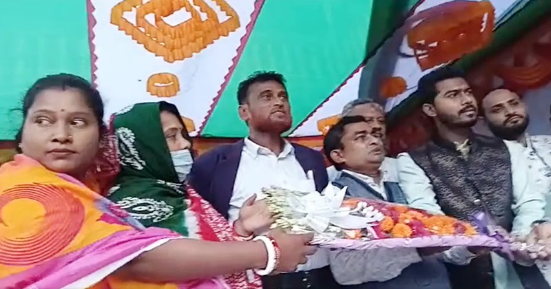 ফুলেল শুভেচ্ছা জানিয়ে ১০০ সনাতনী পরিবার গণ অধিকার পরিষদে যোগ দেয়, ছবি : সংগৃহীত