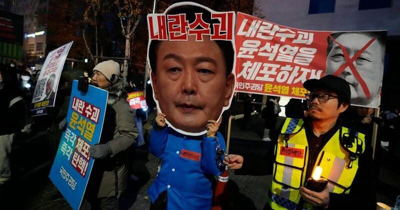 দক্ষিণ কোরিয়ার প্রেসিডেন্টের বিরুদ্ধে রাস্তায় নামে হাজারো বিক্ষোভকারী