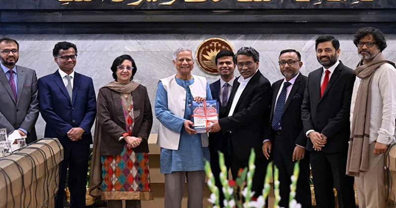 প্রধান উপদেষ্টাকে সংবিধান সংস্কার কমিশনের প্রস্তাব হস্তান্তর, ছবি: সংগৃহীত