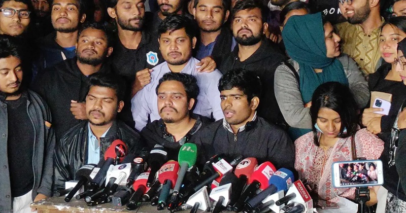 সংবাদ সম্মেলনে সাত কলেজ শিক্ষার্থীরা, ছবি : সংগৃহীত