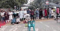 সড়কেই জুমার নামাজ পড়লেন তিতুমীর শিক্ষার্থীরা