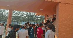 গেট ভেঙে ভিসি ভবনে ঢুকে সিন্ডিকেট সভা পণ্ড করল শিক্ষার্থীরা