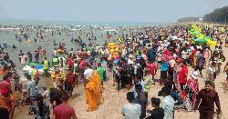 ঈদের ছুটিতে কক্সবাজার সৈকতে পর্যটকের ঢল