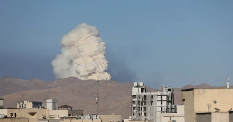 ইসরায়েলের বিমান হামলায় ইরানের একটি সামরিক স্থপনা থেকে ধোঁয়া উড়ছে। ছবি- সংগৃহীত