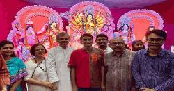 চাঁপাইনবাবগঞ্জে শেষ মুহুর্তে আনন্দময়ী দেবী দুর্গার চরণে প্রণাম