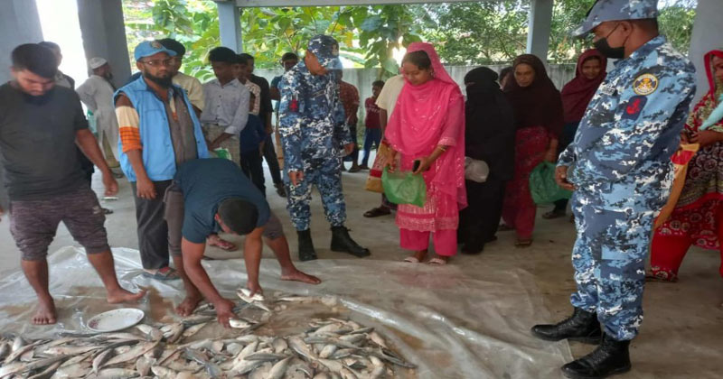 মতলব উত্তরে যাত্রীবাহী গাড়ি থেকে জব্দ জাটকা এতিমখানায় বিতরণ।