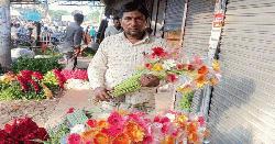 ঝিকরগাছার গদখালীতে ফুলেরবাজার জমজমাট 