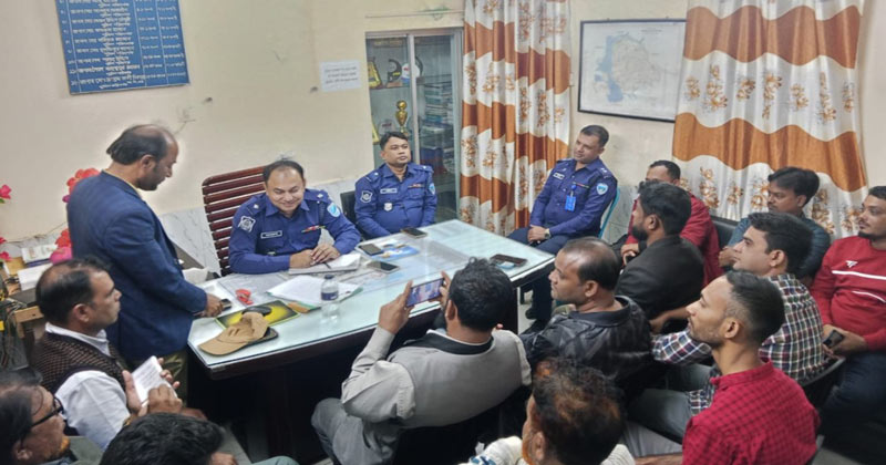 মতলব উত্তর থানায় নবাগত ওসি মোহাম্মদ কামরুল হাসানের সাথে মতবিনিময় সভায় অংশ নিচ্ছেন স্থানীয় সাংবাদিকরা