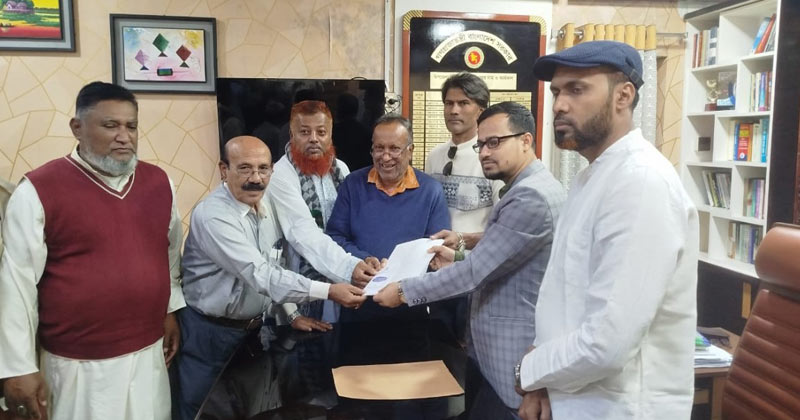 কুমিল্লা-২ (হোমনা-তিতাস) আসনে সহকারী রিটার্নিং কর্মকর্তার কাছ থেকে মনোনয়নপত্র গ্রহন করছেন  স্বতন্ত্র প্রার্থী এম এ মতিন খান। 