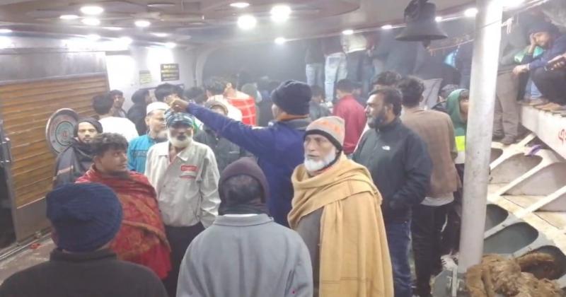 দুর্ঘটনার পর যাত্রীদের মাঝে আতঙ্ক, সহস্রাধিক যাত্রী নিয়ে মেঘনায় বাল্কহেডের সঙ্গে যাত্রীবাহী লঞ্চ ইমাম হাসান-৫ এর সংঘর্ষের পর লঞ্চের ভেতরে যাত্রীদের জটলা।
