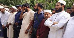 প্যারোলে মুক্তি নিয়ে হাতকড়া পরেই বাবার জানাজায় ছেলে 