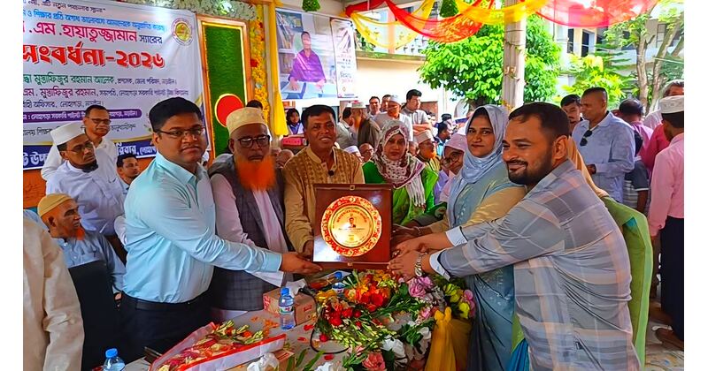 রাজকীয় আয়োজনে প্রিয় প্রধান শিক্ষক এস এম হায়াতুজ্জামানের বিদায়
