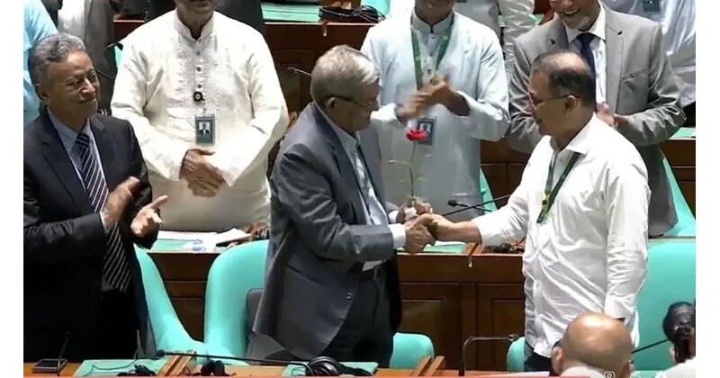 নবনির্বাচিত রাষ্ট্রপতিকে লাল গোলাপ দিয়ে শুভেচ্ছা প্রধানমন্ত্রীর