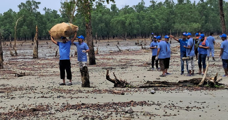 কটকায় পর্যটন কেন্দ্রে পরিষ্কার পরিচ্ছন্নতার কার্যক্রমের উদ্বোধন করেন সুন্দরবন পশ্চিম বনবিভাগের বিভাগীয় বন কর্মকর্তা এ জেড এম হাছানুর রহমান।।