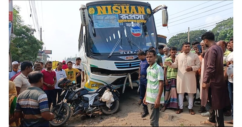 বাস, মোটরসাইকেল ও ইজিবাইকের ত্রিমুখী সংঘর্ষ