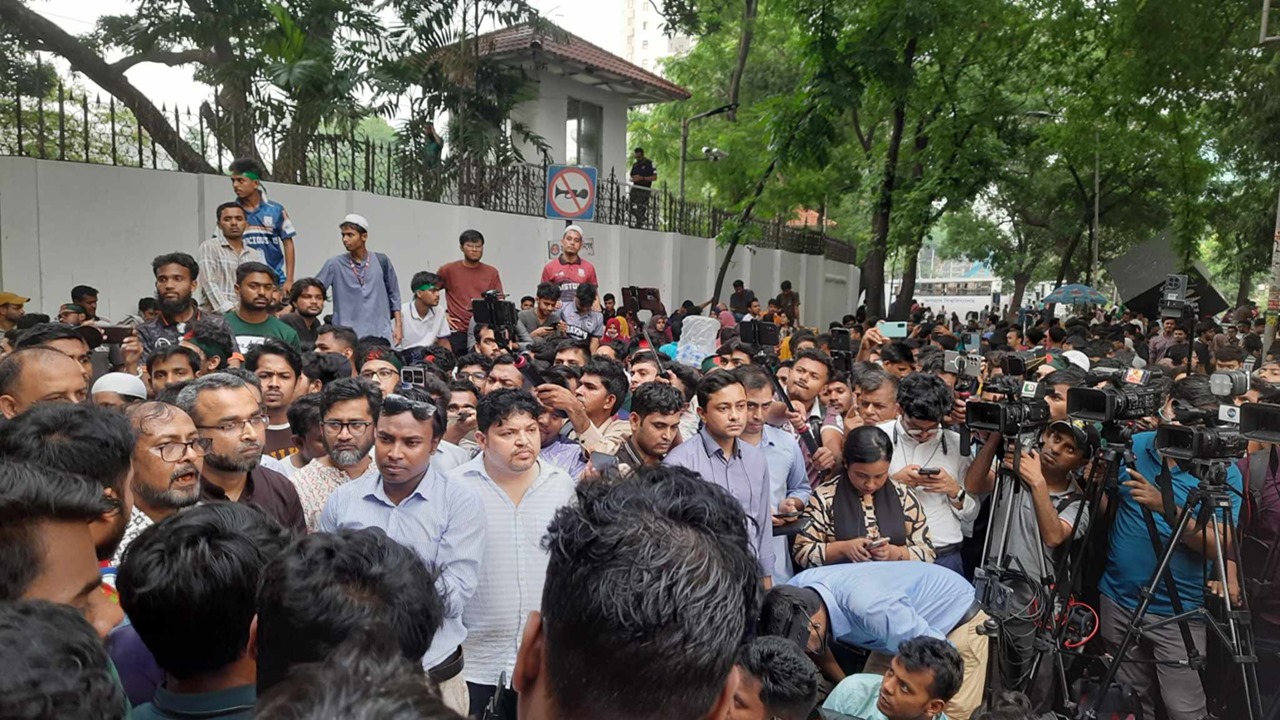 জবি ‘শাটডাউন’ ঘোষণা, দাবি মেনে নিলে ২ মিনিটে ক্যাম্পাসে ফিরব